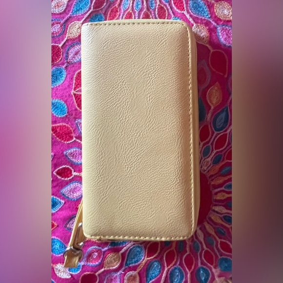 Fun pineapple pale yellow leather wallet with small studs. Apx 7 x 4”. EUC . - Picture 4 of 9